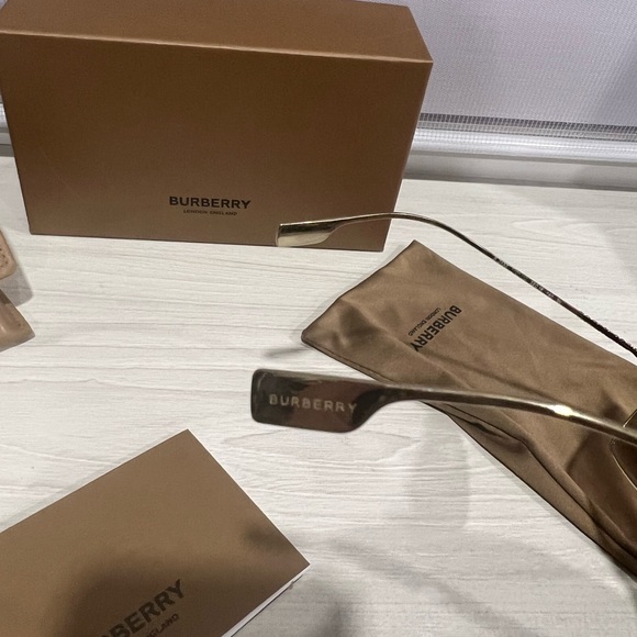 Authentic Burberry sunglasses - Picture 7 of 8